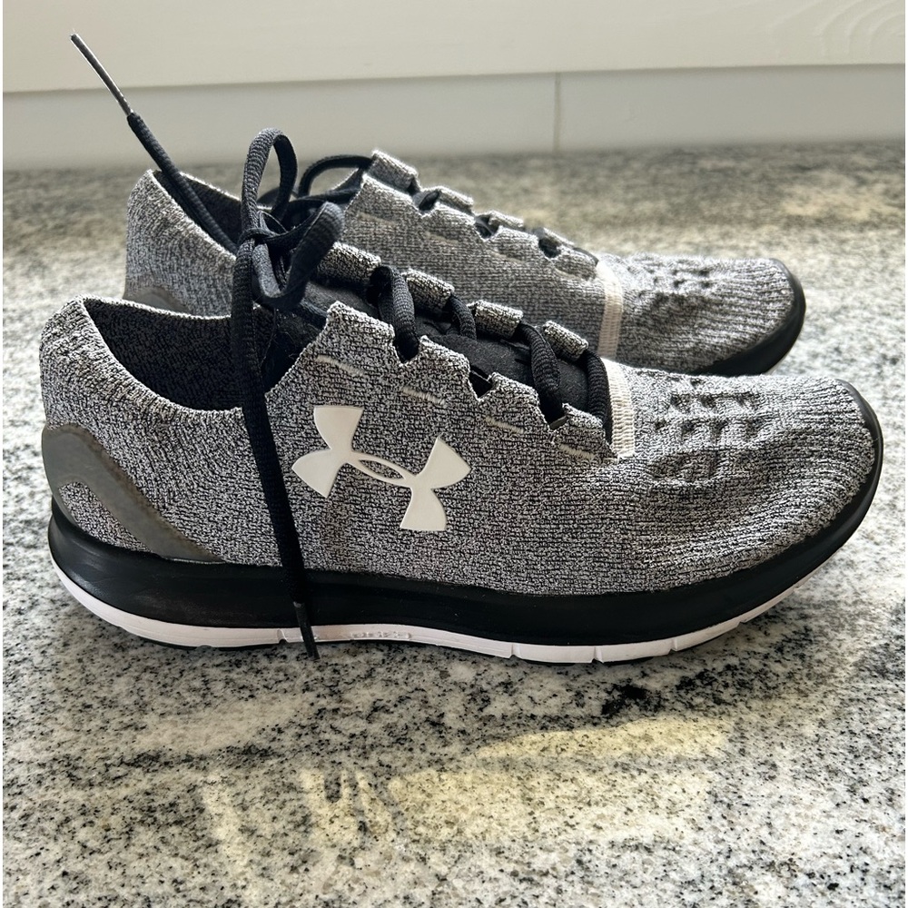Women’s size 7 Under Armour Speed form tennis shoes